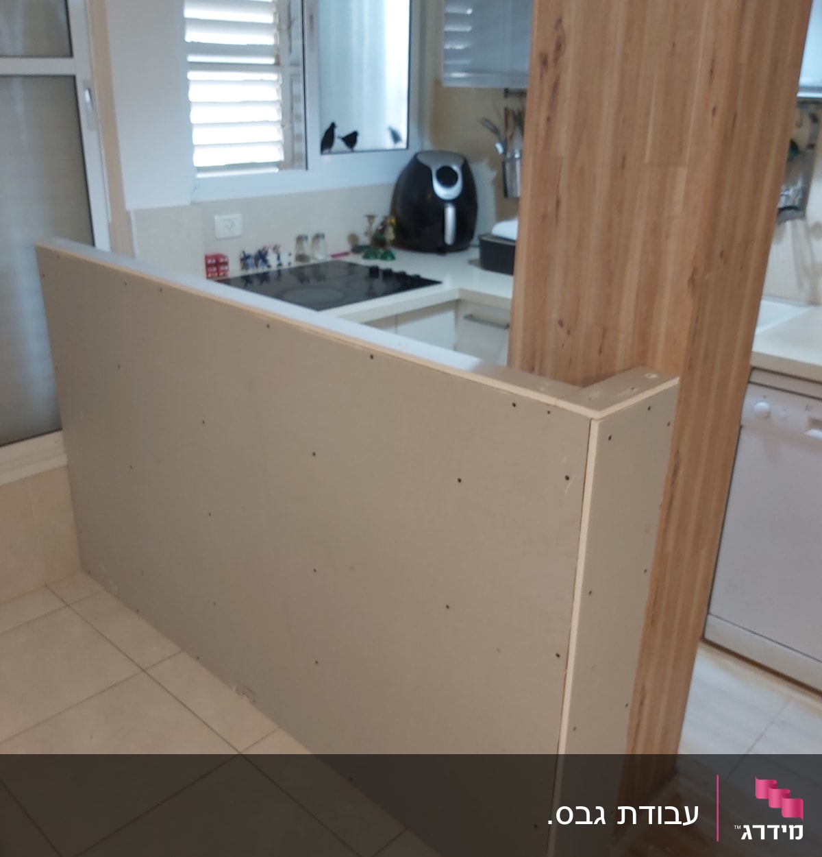 קיר גבס מותקן במטבח עם ברגים חשופים